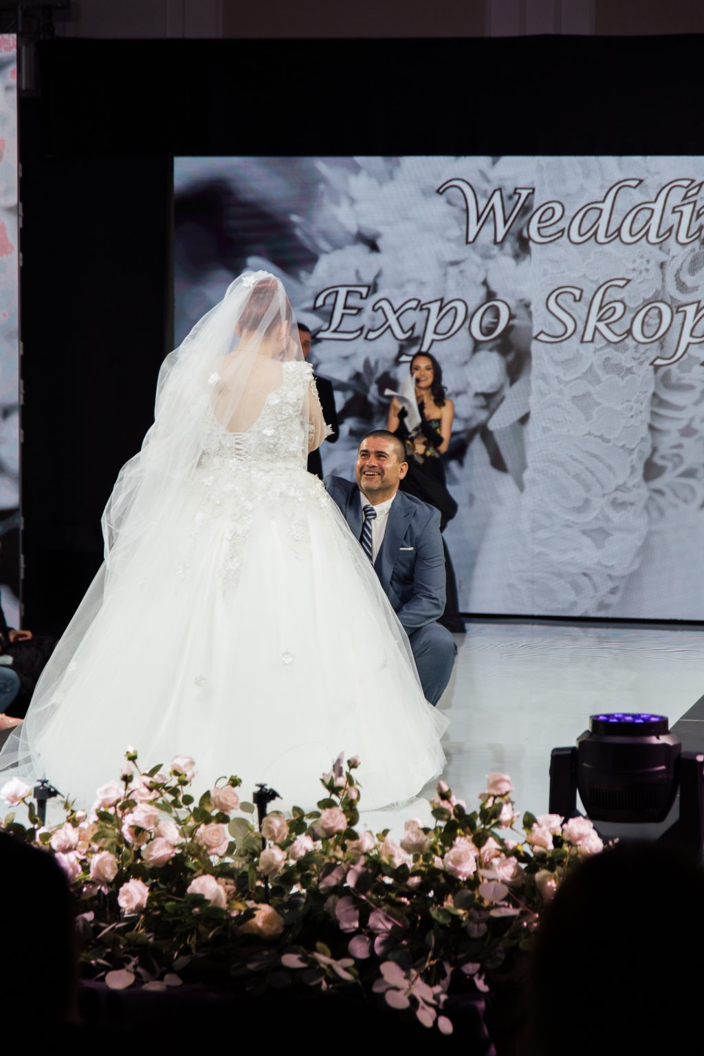 Ване ја запроси Моника на сцена