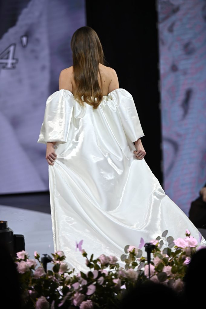 Стефанија Димеска во моделот "Pearl Waterfall" за Екатерина Атеље