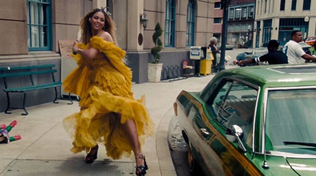 Жолтата „Lemonade“ доби виолетова верзија: Бијонсе повторно направи моден спектакл