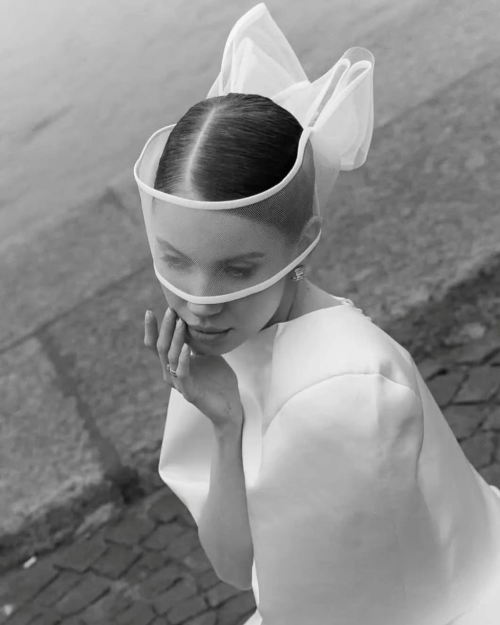 Веловите и bridal додатоците повеќе нема само да ја дополнуваат свадбената фризура – тие ќе станат нејзиниот најважен дел.