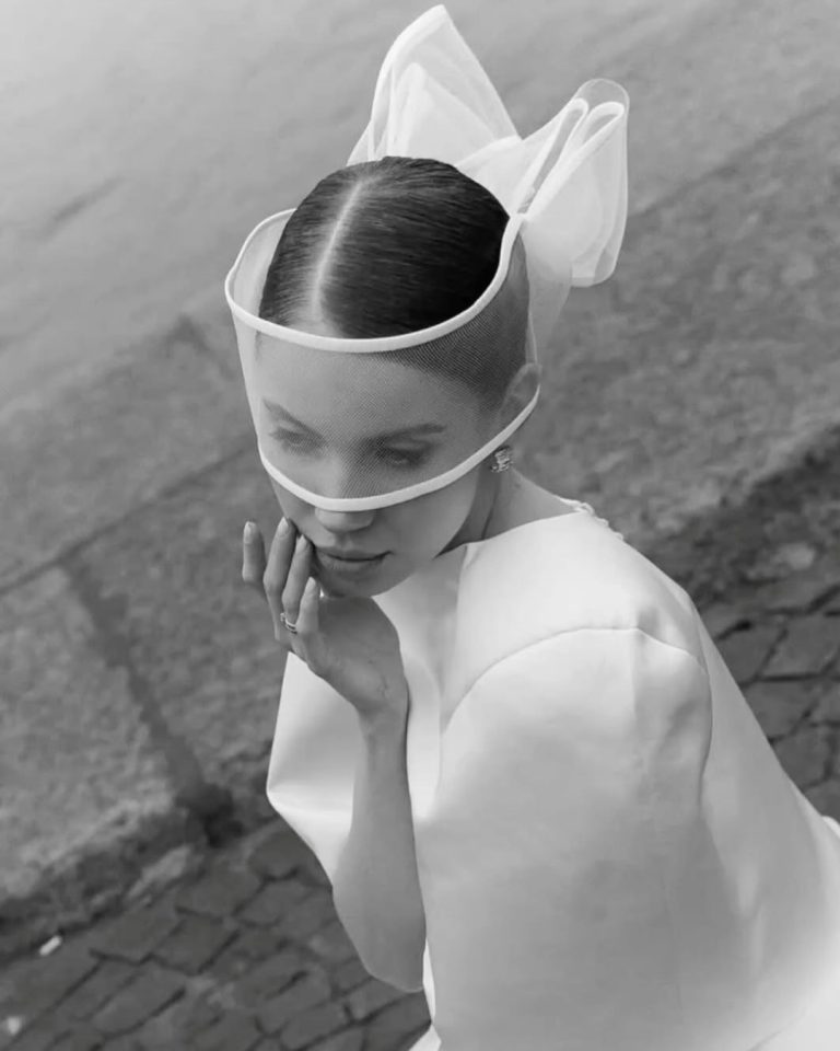 Веловите и bridal додатоците повеќе нема само да ја дополнуваат свадбената фризура – тие ќе станат нејзиниот најважен дел.