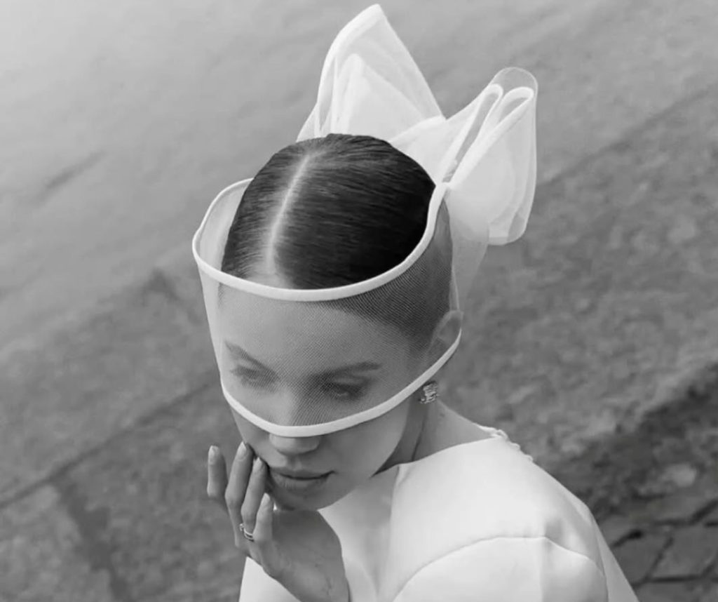 Веловите и bridal додатоците повеќе нема само да ја дополнуваат свадбената фризура – тие ќе станат нејзиниот најважен дел.