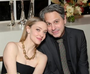 Amanda-Seyfried-Thomas-Sadoski-73b848bbb6a1467cb032d47be74d8722