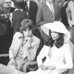 Бел костум + Бјанка Џегер = bridal моментот од 1971.
