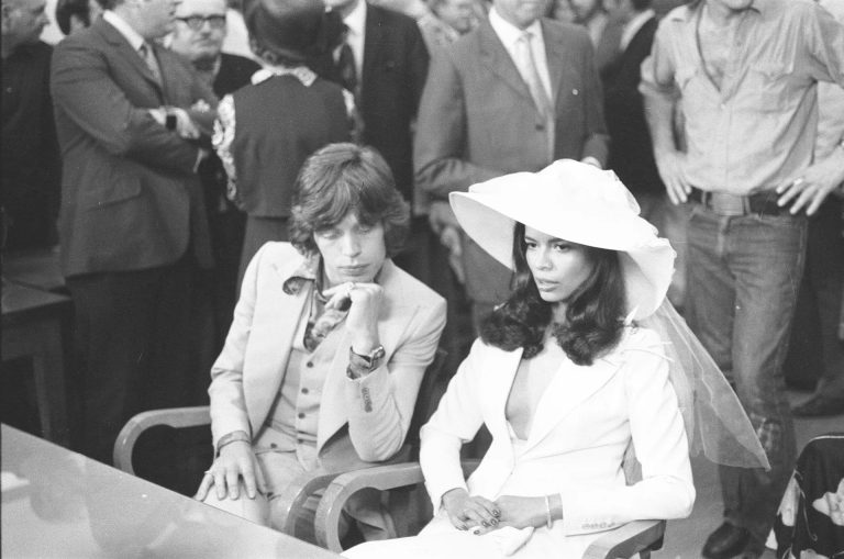 Бел костум + Бјанка Џегер = bridal моментот од 1971.