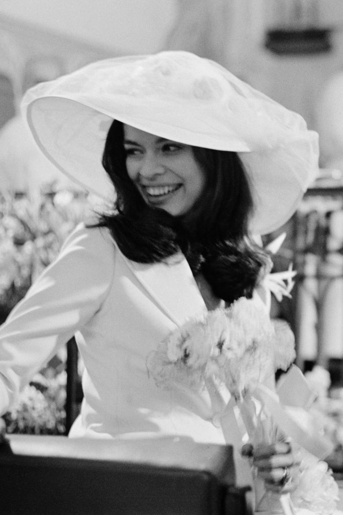 Бел костум + Бјанка Џегер = bridal моментот од 1971. Бел костум + Бјанка Џегер = bridal моментот од 1971.