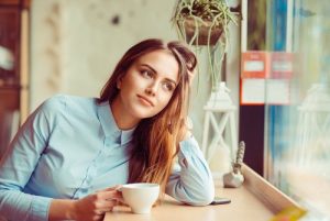 ПИЕТЕ КАФЕ ПОПЛАДНЕ, А НАВЕЧЕР НЕ МОЖЕТЕ ДА ЗАСПИЕТЕ? Научниците откриваат колку е важна дозата!